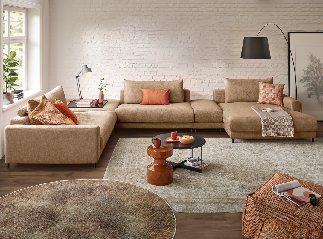 Sofa, Sofa-Ecke, Beige, Stoff, Kaffeetisch, Dekoration für Zuhause, Mobiliar, Wohnzimmer, Couch, Teppich, Dekoration für Zuhause, Mobiliar, Wohnzimmer, Couch, Teppich, 