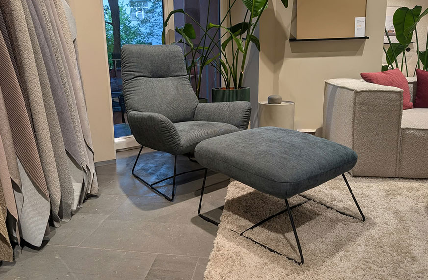 LEVI Sessel + Hocker in Flachgewebe CAIRO petrol